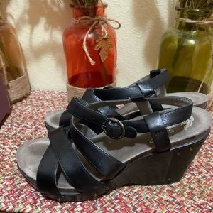 Dansko 39 Black and Tan wedges